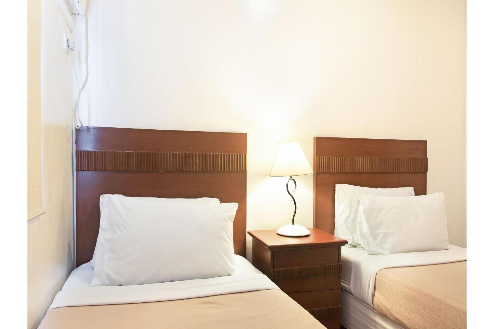 Townhouse Oak Avitel Hotel Near Osmena Highway, Pnr Pasay Station, Metro Manila Makati City Екстериор снимка